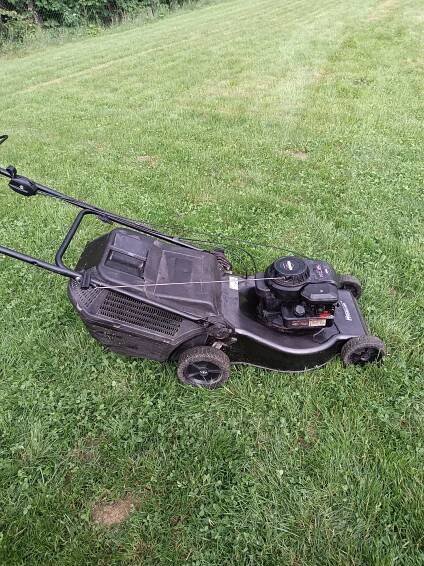 Prodám zachovalou a zcela funkční sekačku Huricane s pojezdem a americkým motorem Briggs Stratton,nový filtr,nová svíčka