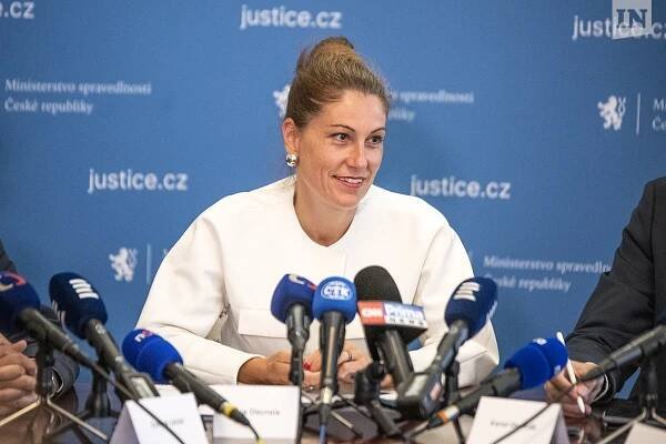 Tisková konference ministryně spravedlnosti Evy Decroix k bitcoinové kauze | PrahaIN 