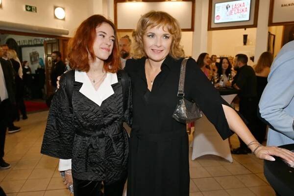 FOTO: Anna Dvořáková s maminkou Bárou Munzarovou. – stránka 35