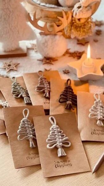 Nicole⭐️ on Instagram: "Weihnachtskarten🎄 Ich finde es einfach schön, Weihnachtskarten zu gestalten und noch selber zu schreiben. Und so langsam wird es Zeit, … | Geschenke für weihnachten selber machen, Geschenke zu weihnachten basteln, Basteln weihnachten