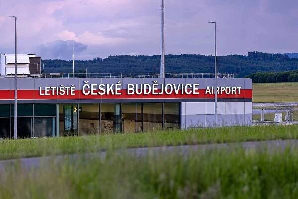 Letiště České Budějovice zaplněné cestujícími.
