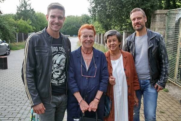 Jaroslava Pokorná s Ivou Janžurovou, Davidem Matáskem a Vladimírem Polívkou během natáčení seriálu Polda. 