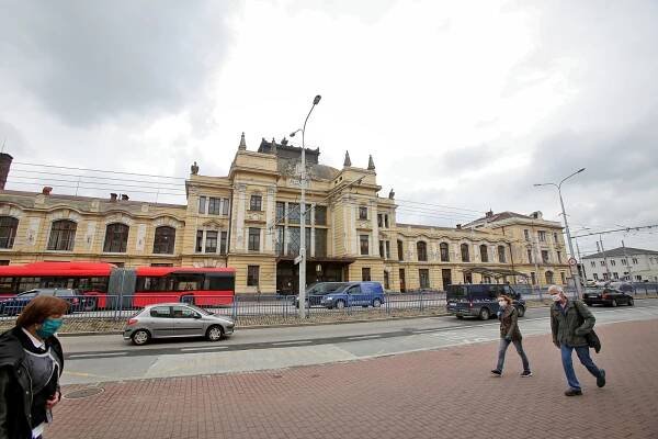 Ministr průmyslu slavnostně zahájil rekonstrukci výpravní budovy z roku 1908
