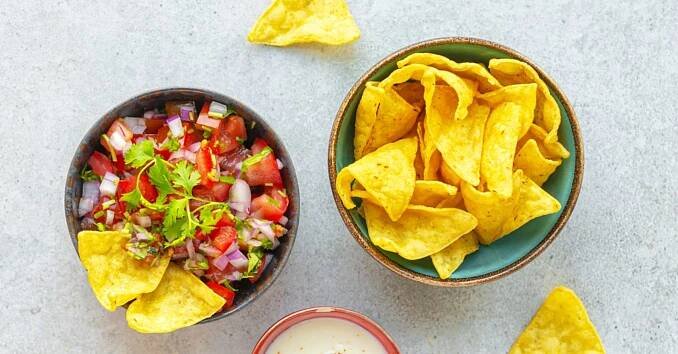 Rajčatová salsa s tortilla chipsy