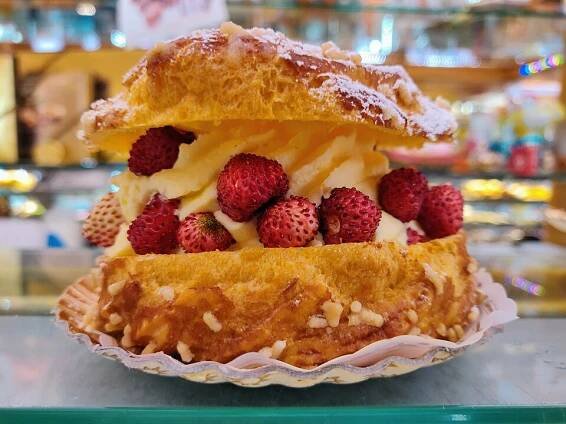 Avec des fraises, à Rome.