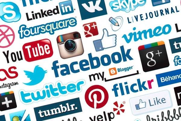 Stáhnout - Kyjev, Ukrajina - Říjen 17, 2012 - sbírka logotyp známý sociální média značka je vytištěna na papíře. — Stock obrázek