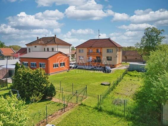 Byt 3+1 s balkonem, velkou zahradou 351 m2 a garáží | Reality.iDNES.cz 