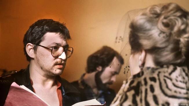 Rainer Werner Fassbinder bei Dreharbeiten zu Die Ehe der Maria Braun