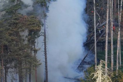 V Českém Švýcarsku hoří les. Hasiči evakuovali turisty ze soutěsek