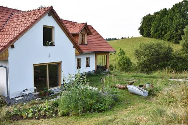 Zoufalé hledání nahradilo štěstí. Milovnice květin si na kopečku postavila dům snů