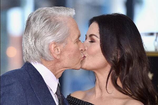 Catherine Zeta-Jones a Michael Douglas jsou inspirací pro mnoho párů.