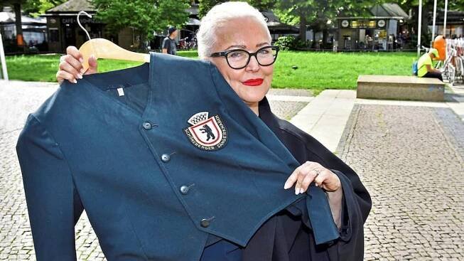 Musical-Diva Angelika Milster mit einer Original-Bühnenjacke der Sängerknaben. Es gab sie in sieben Größen