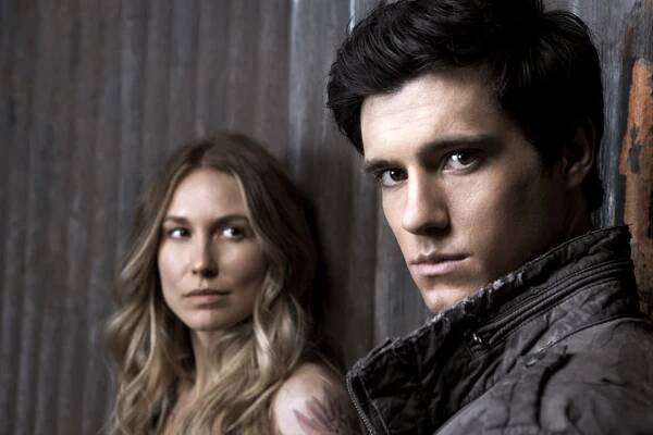 Sarah Carter, Drew Roy - Falling Skies - Season 2 - Promo