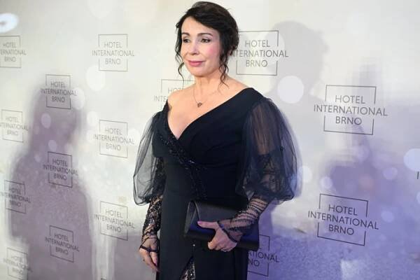 FOTO: Herečka Nela Boudová dorazila na ples v Intru. – stránka 22