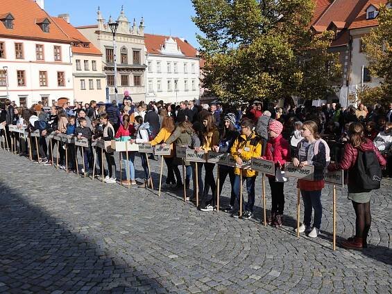 Prachatické gymnázium slavilo výročí. Město zaplavili absolventi