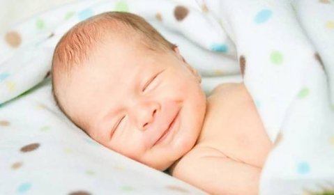 Když se dítě začne usmívat: zda se novorozenec nevědomky usmívá, příčiny úsměvu ve snu, kolik měsíců a v jakém věku se dítě