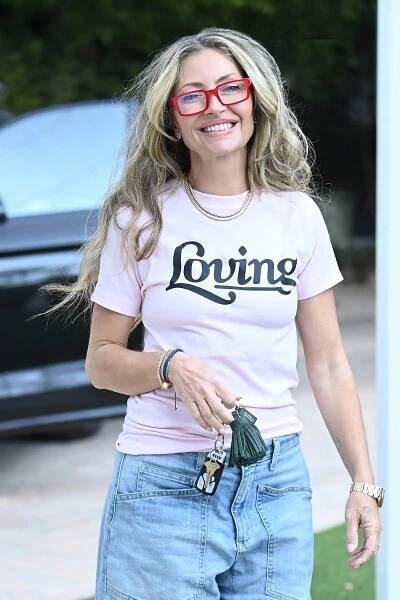 Rebecca Gayheart in a pink T-shirt and jeans, holding car keys