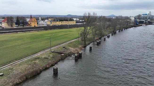 Záchrana při povodních. Tři nové dalby v Lovosicích udrží plavidlo o délce až 137 metrů - Zdopravy.cz
