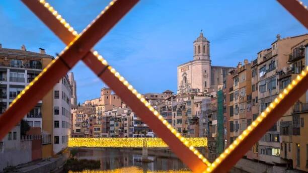 panorama městského panoráma girony za soumraku se slavnou gotickou katedrální památkou a říčními domy se odráží na klidné řece z červeného železného mostu - girona - stock snímky, obrázky a fotky