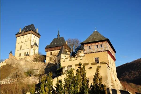 Hrad Karlštejn v létě nabízí večerní prohlídky, koncerty a speciální trasu pro děti