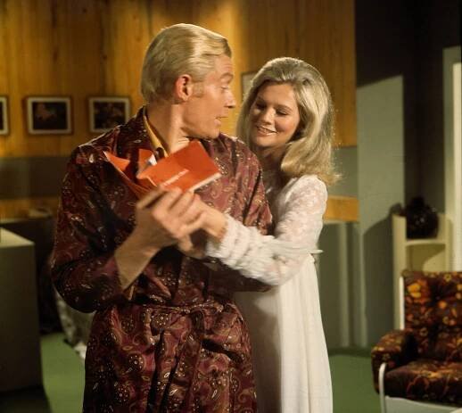 Ed Bishop, Suzanne Neve - UFO - Confetti Check A-O.K. - Z filmu