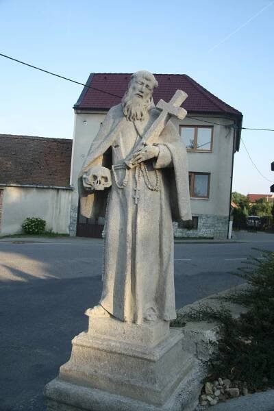Soubor:Detail of statue of Saint Francis of Assisi at staircase near Church of Saint John the Baptist in Rokytnice nad Rokytnou