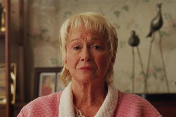 Diane Ladd as Helen Jellicoe, Enlightened