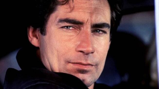 Bondovka Dech života: Timothy Dalton kývnul na roli až popáté. Ve filmu se objevila i Bratislava. Anebo to bylo jinak?