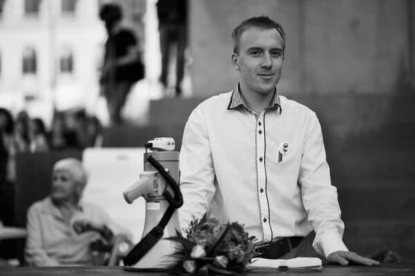 Mikuláš Minář: „Milá babi, nelíbí se mi, co se v naší zemi za současné vlády děje.“ | Časopis Vital