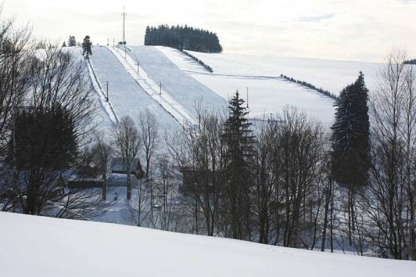Na lyže do Orlických hor. Nejen skvělé sjezdovky a běžkařské trasy, ale třeba i túry na sněžnicích
