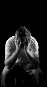 Zoufalý muž trpí emocionální bolest, smutek a sklíčenost — Stock obrázek