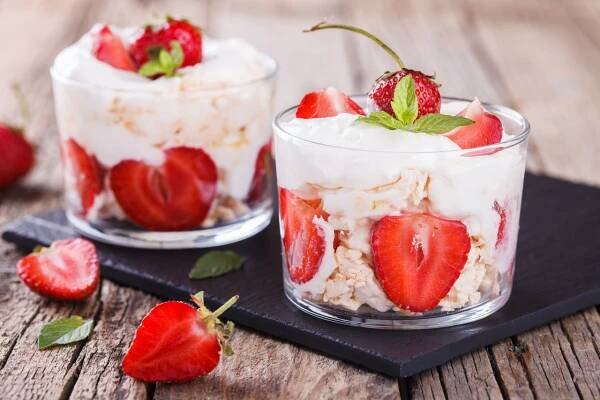 Jednoduchý jahodový dezert Eton mess.