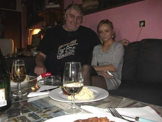 Jak žil Ivan Jonák před smrtí? Přeplácaný byt, bordel v kuchyni, spousta žen a jídla. Zdi zůstaly růžové...