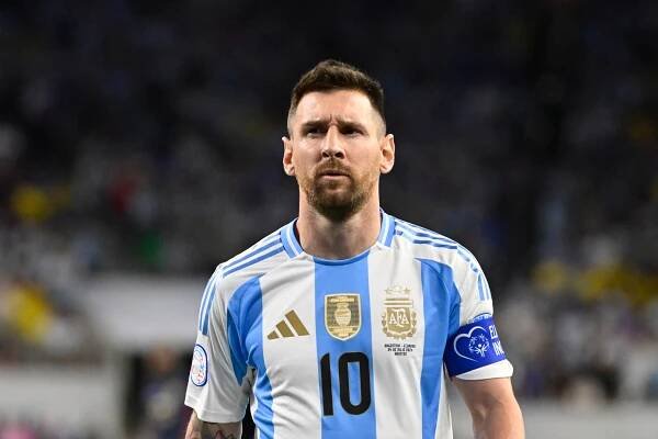 a soccer player with the number 10 on his jersey