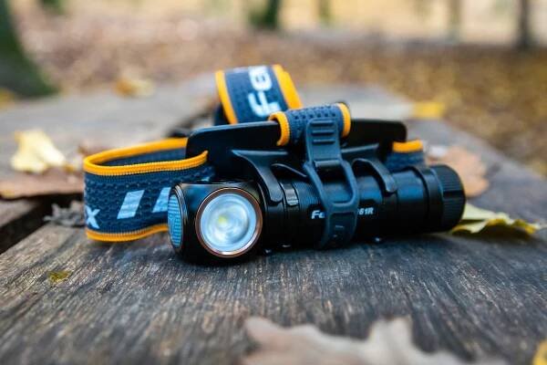 Recenze čelovky Fenix HM61R Amber: Výkonná svítilna pro všechny, kdo vědí, co potřebují