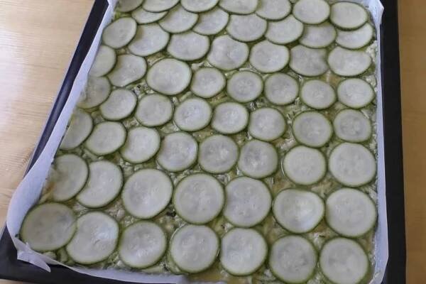 Cuketová roláda s tvarohem, sýrem a bylinkami uhrane naprosto každého. Dělám ji celou sezónu - báječný recept, po kterém
