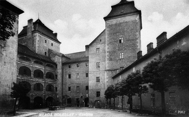 Mladá Boleslav, nádvoří zámku; 1. třetina 20. století (sbírka Jiřího Fiedlera).