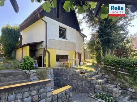 Pohled na chatu od pergoly_1 - Prodej chaty 45 m², pozemek 424 m², Liberec - Liberec XXXII-Radčice