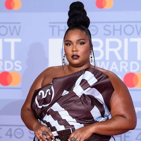 Lizzo Joined the Bleached Eyebrows Club For Summer — See Photos