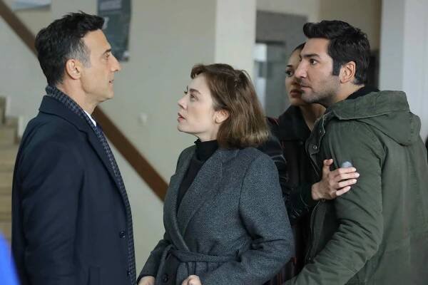 Alev Alev - Episode 12 - Z filmu - Cem Bender, Demet Evgar, Berkay Ateş