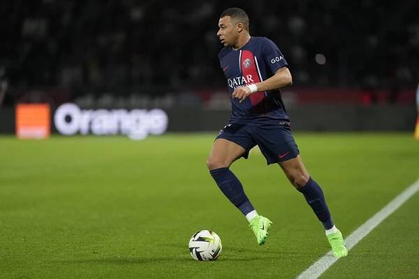 Francouzský fotbalista Kylian Mbappé povede tým PSG... | iROZHLAS - spolehlivé zprávy