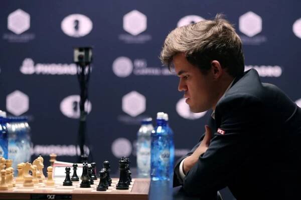Carlsen dokázal vyzrát na Karjakina a dál vládne světovému šachu
