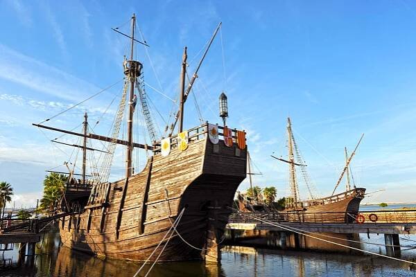 Kolumbovy karavely - věrné repliky lodí Santa María (vlevo) a Pinta