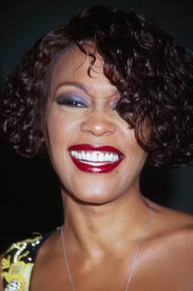 Whitney Houston se v manželství stala obětí domácího násilí.