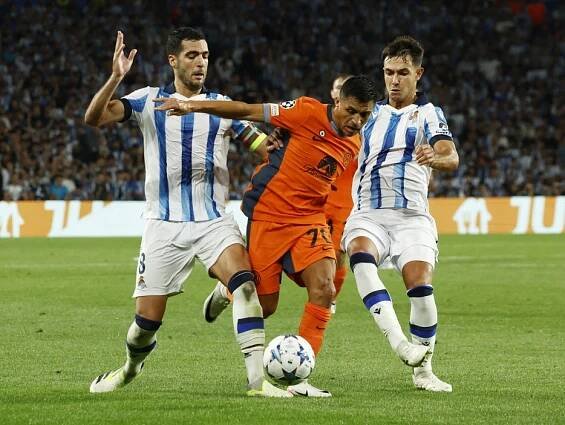 Soccer Football - Champions League - Group D - Real Sociedad v Inter Milan - Reale Arena, San Sebastian, Spain - September 20, 2023 Inter Milan's Alexis Sanchez in action with Real Sociedad's Mikel Merino and Martin Zubimendi REUTERS/Vincent West