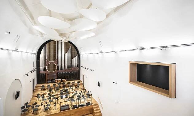 Jihočeská filharmonie má v budově bývalého kostela svěže modernizovaný koncertní sál – DesignMag.cz