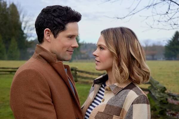 Benjamin Hollingsworth, Aimee Teegarden - An Easter Bloom - Z filmu