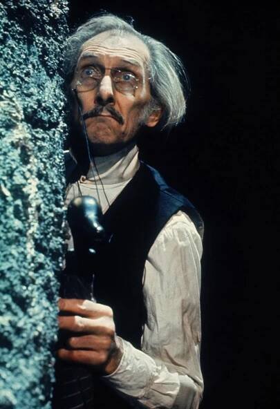 Do nitra Země - Z filmu - Peter Cushing