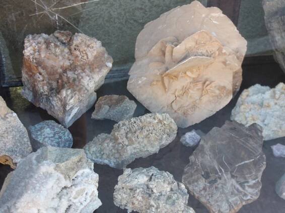 FOTO: Nové muzeum minerálů mají na náměstí ve Velharticích