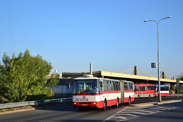 Nedostatek řidičů trápí i Prahu, dnes nevyjelo 13 autobusových spojů